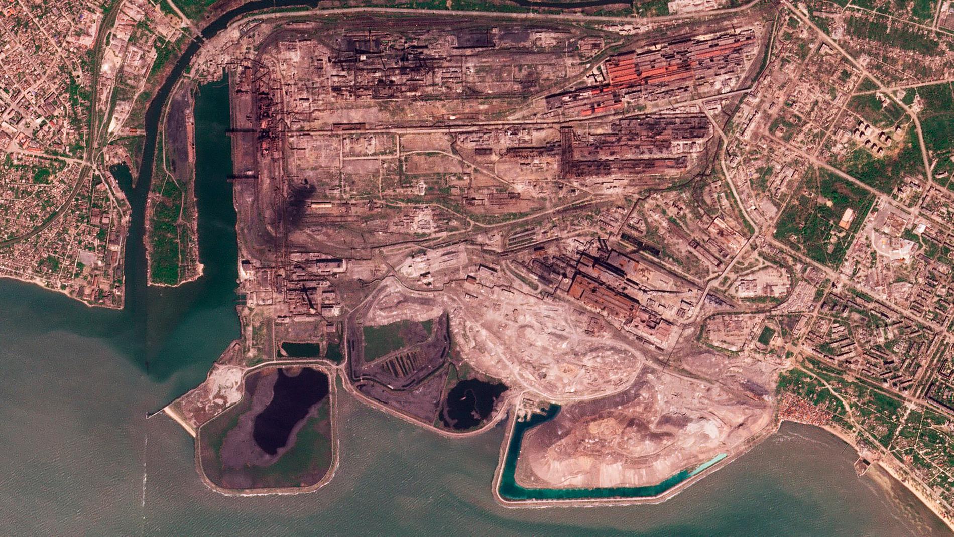 Den här satellitbilden över Mariupol från idag (söndag) visar de omfattande skadorna på stålverket Azovstal. 