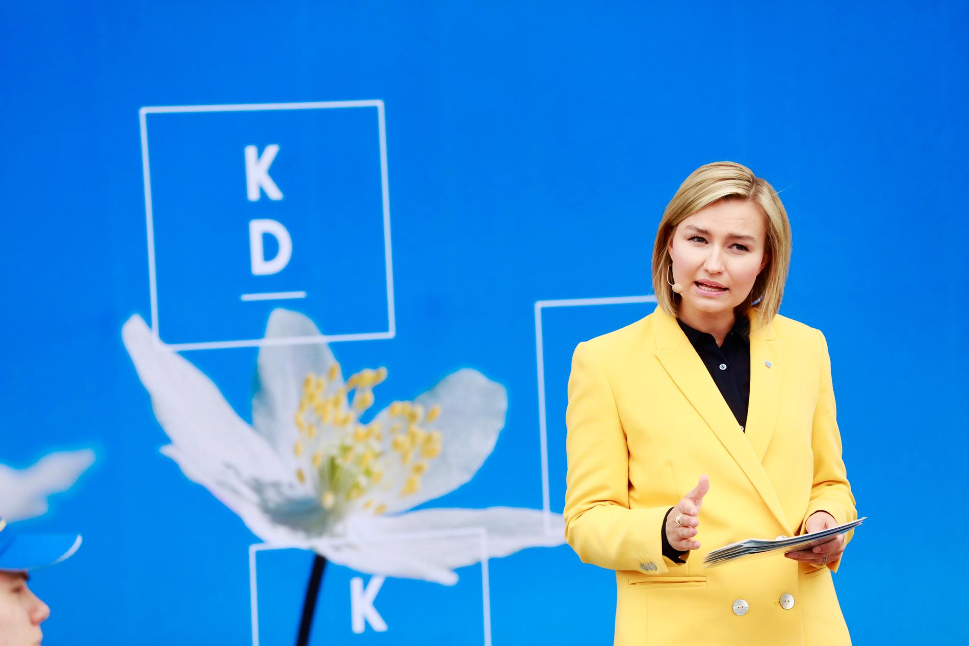 Kristdemokraterna kommer att försvara EU – både mot dem som vill riva unionen och mot dem som vill göra den till en stat, förklarar KD:s partiledare Ebba Busch under manifestationen på Sigmatorget i Västerås.