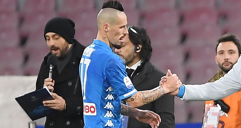 ”Decibel” syns till vänster i bild när Marek Hamsik blir utbytt i en Napoli-match.