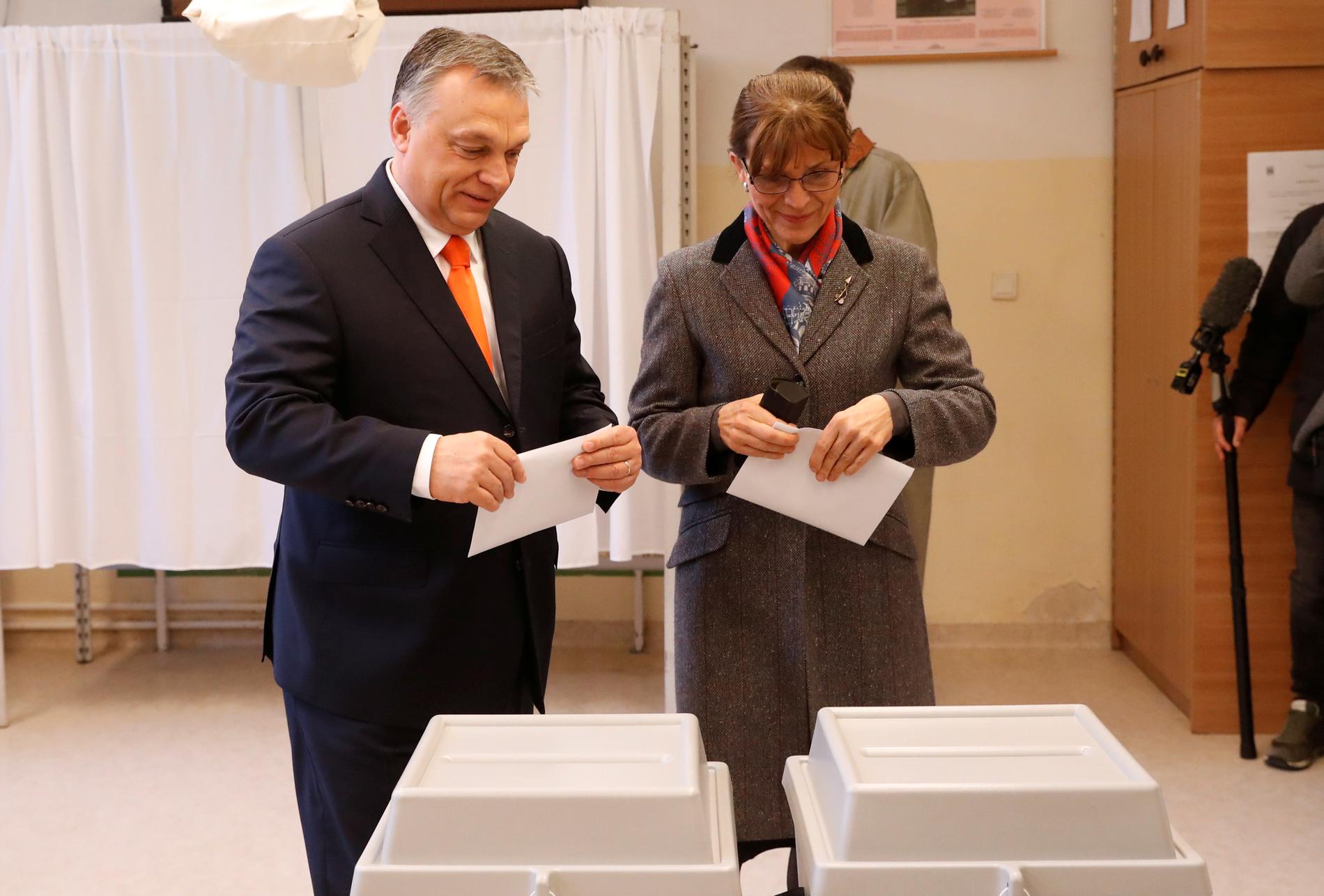 Viktor Orbán och hans fru Aniko Levai la sina röster i huvudstaden Budapest tidigare under söndagen.