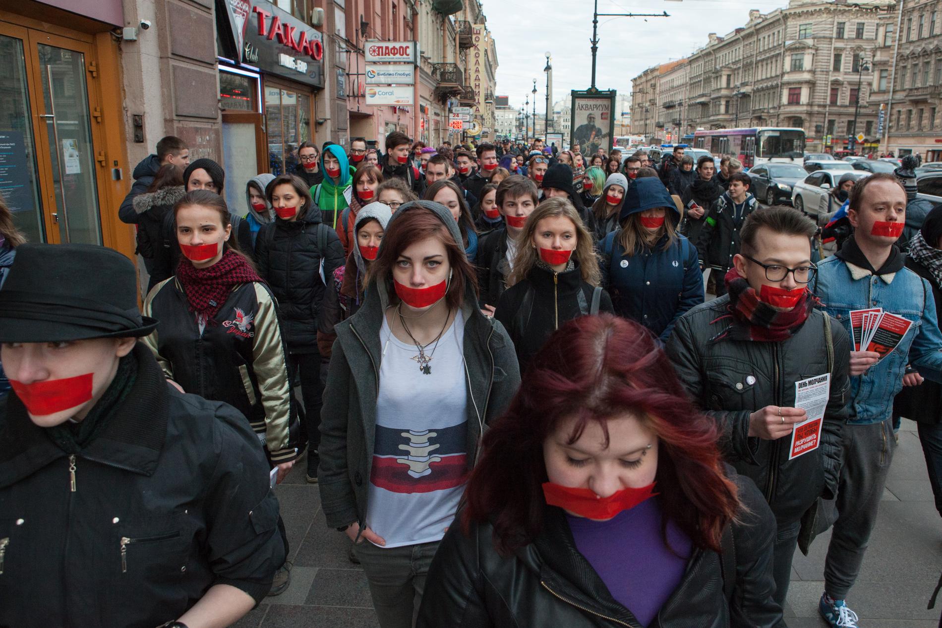 Demonstranter i Sankt Petersburg protesterar mot att problemen kring homofobi tystas ner. Bild från 2016.
