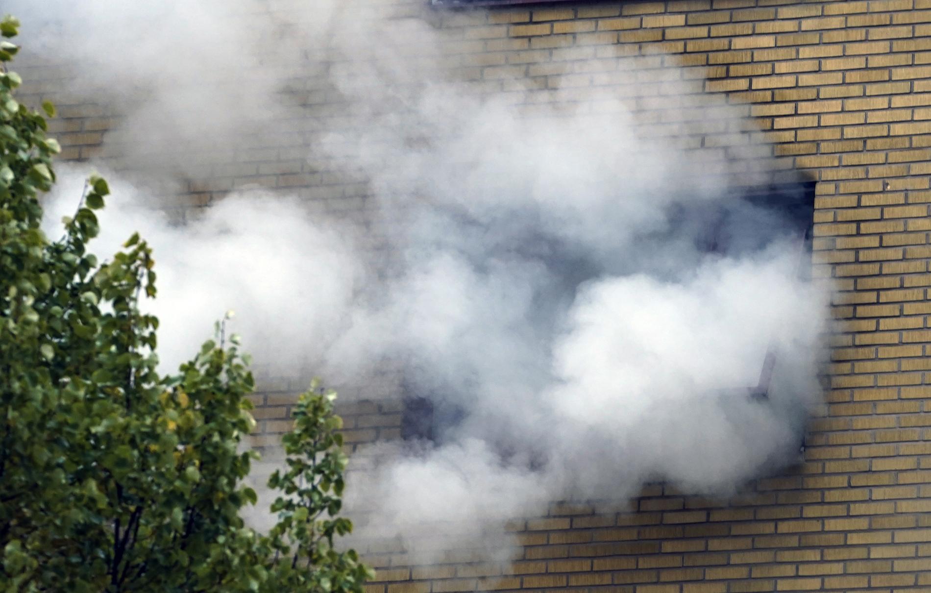 Rök väller ur flerfamiljshuset i Göteborg efter explosionen.
