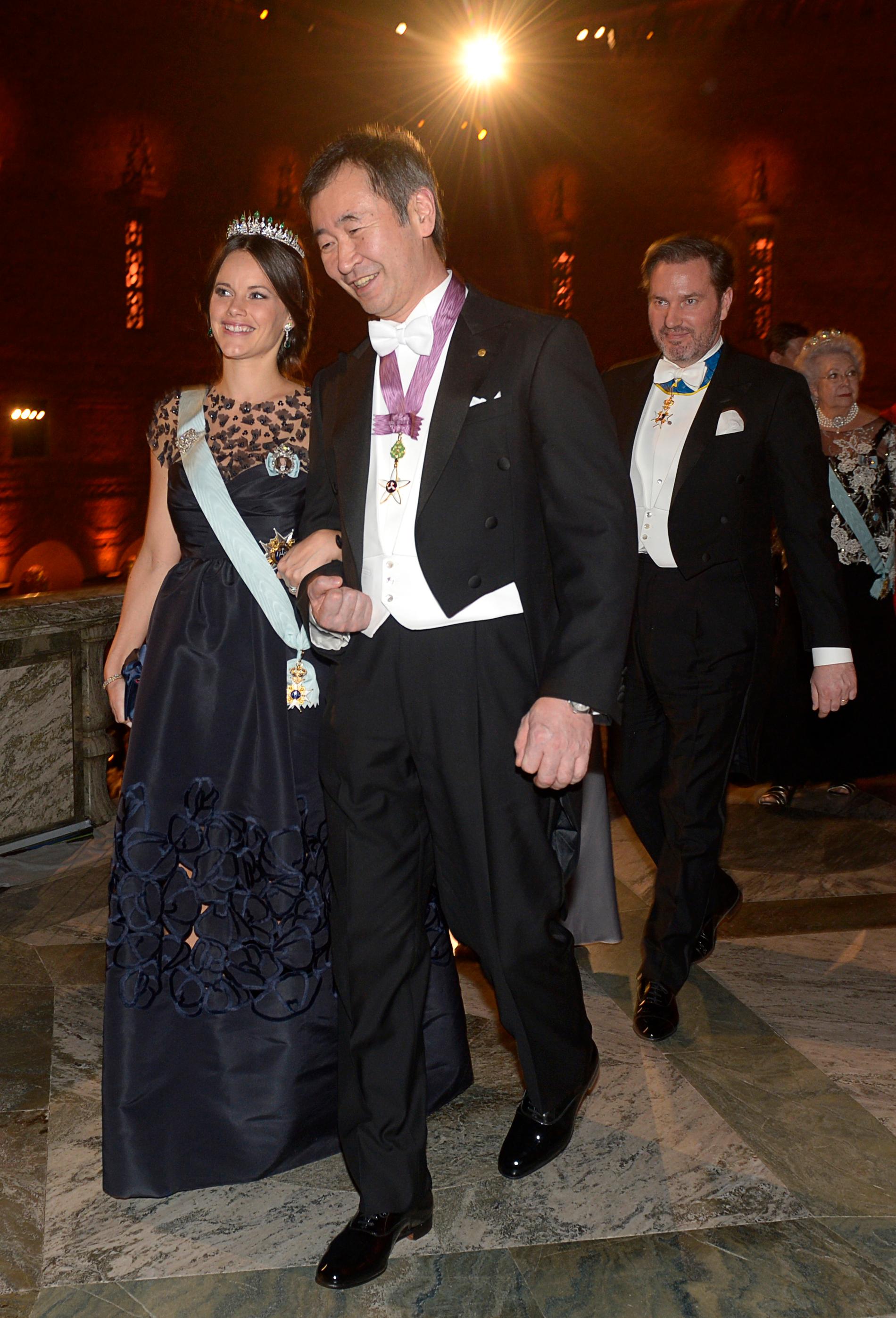 Prinsessan Sofia och fysikpristagaren Takaaki Kajita  lämnar  Blå Hallen
