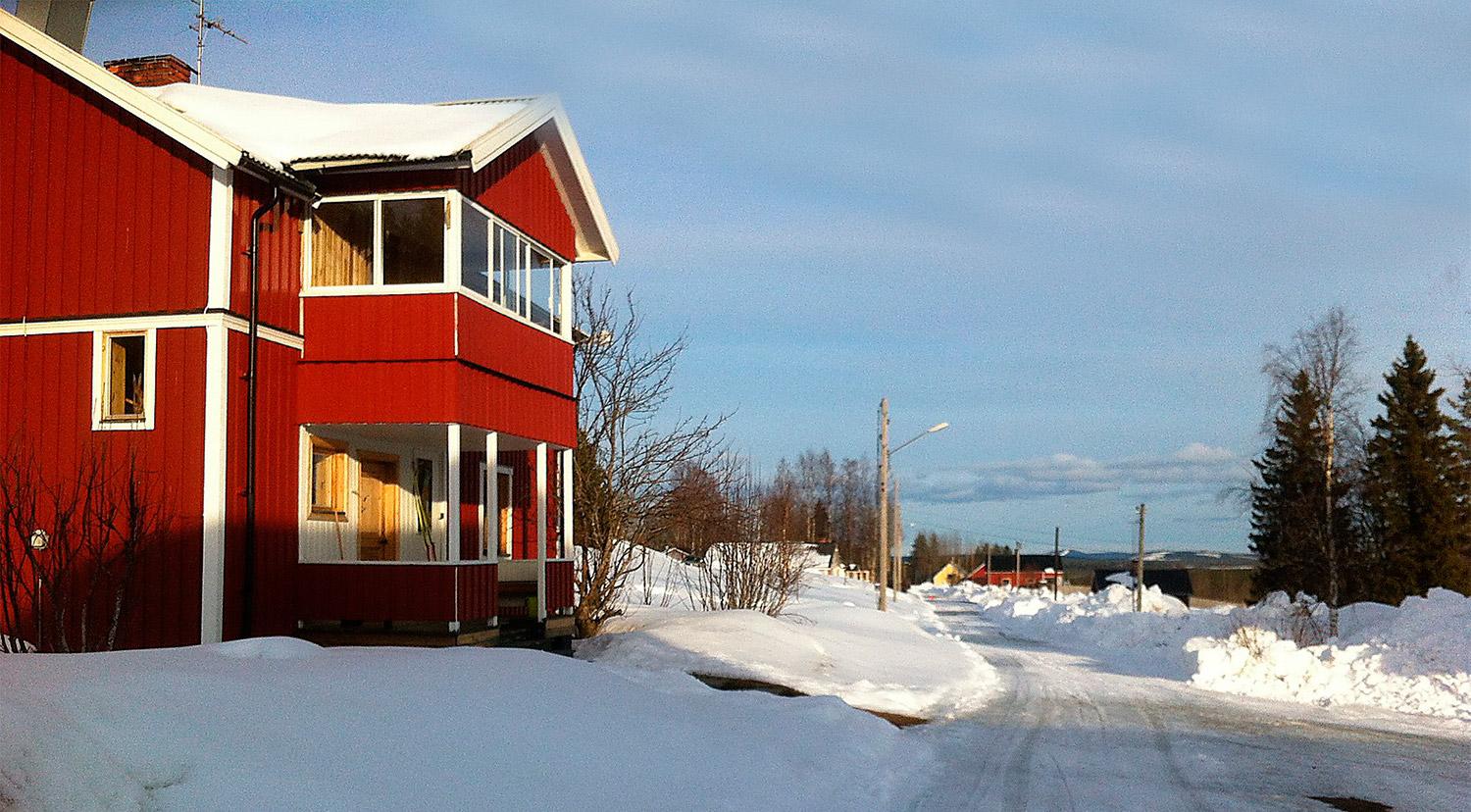 Sara Lidmans boningshus och vägen in mot byn i Missenträsk, Jörns församling i Västerbotten. Foto: Jack Hildén