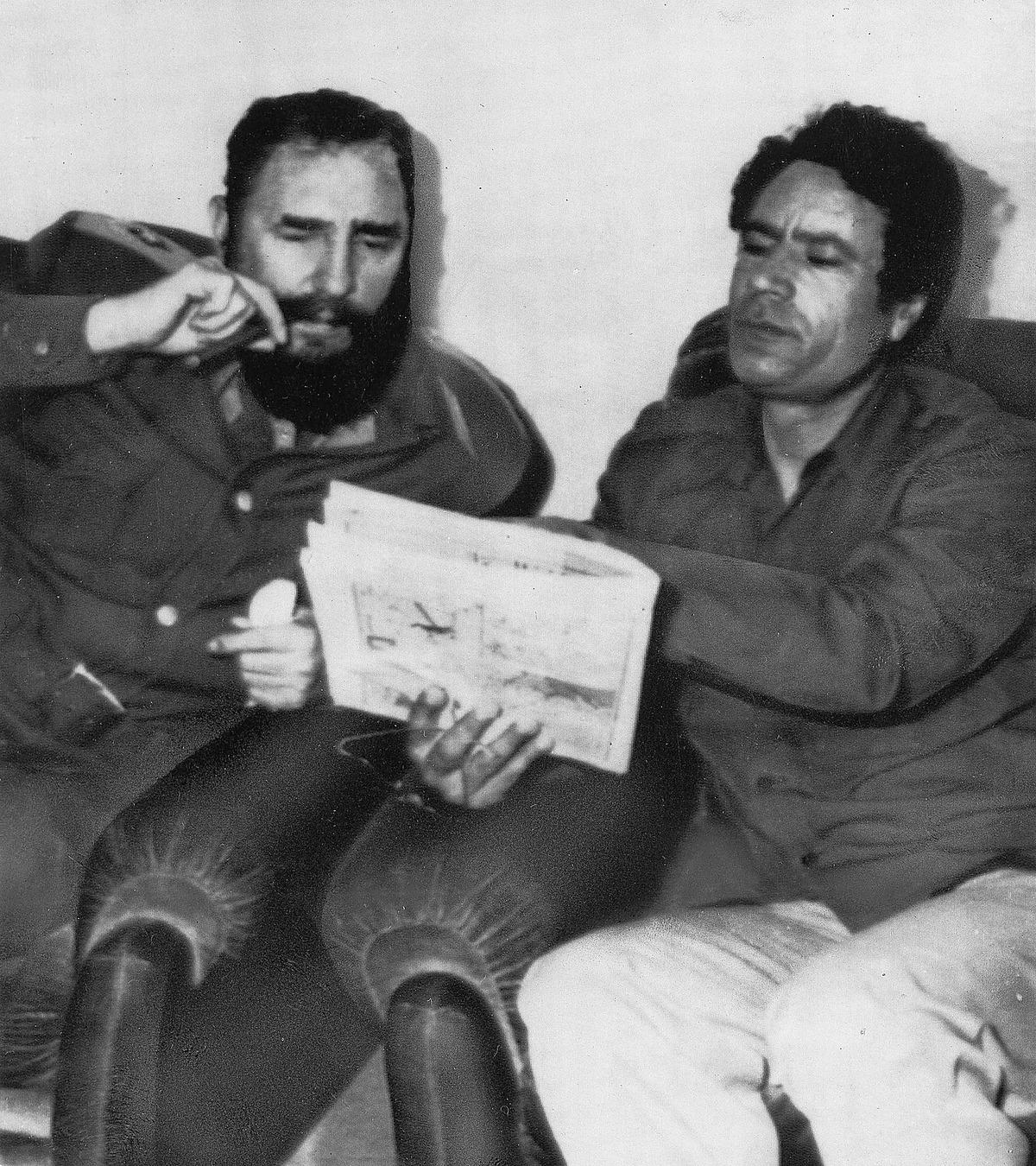 Kubas ledare Fidel Castro och Gaddafi studerar nyheterna i tidningen tillsammans.