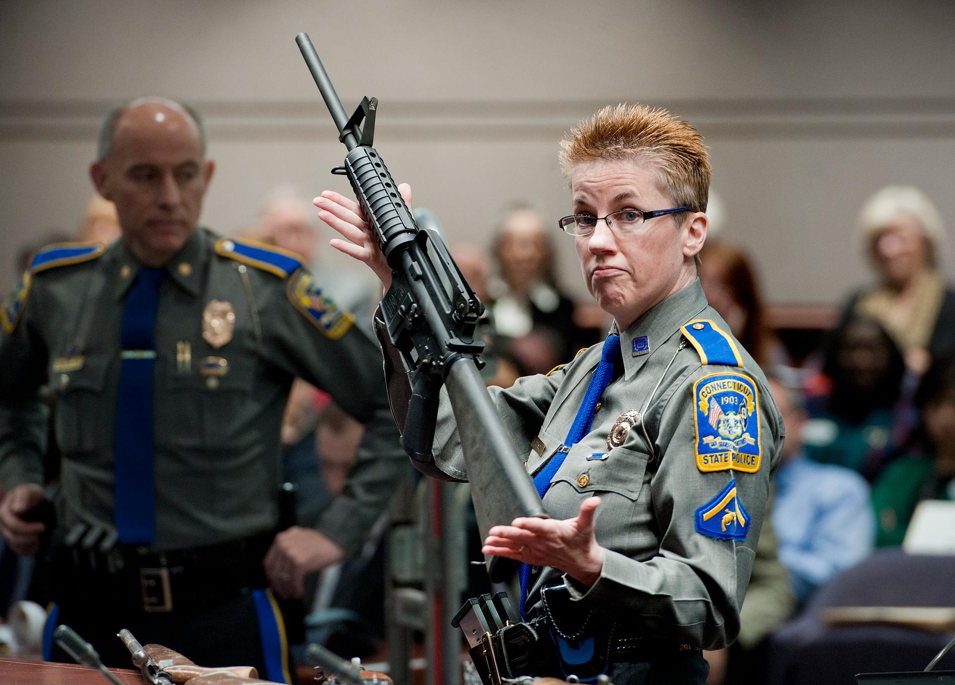 Efter massakern på Sandy Hook-skolan antog den amerikanska delstaten Connecticut striktare vapenlagar. På bilden håller en polis upp en AR-15 under en utfrågning i delstatsparlamentet 2013.