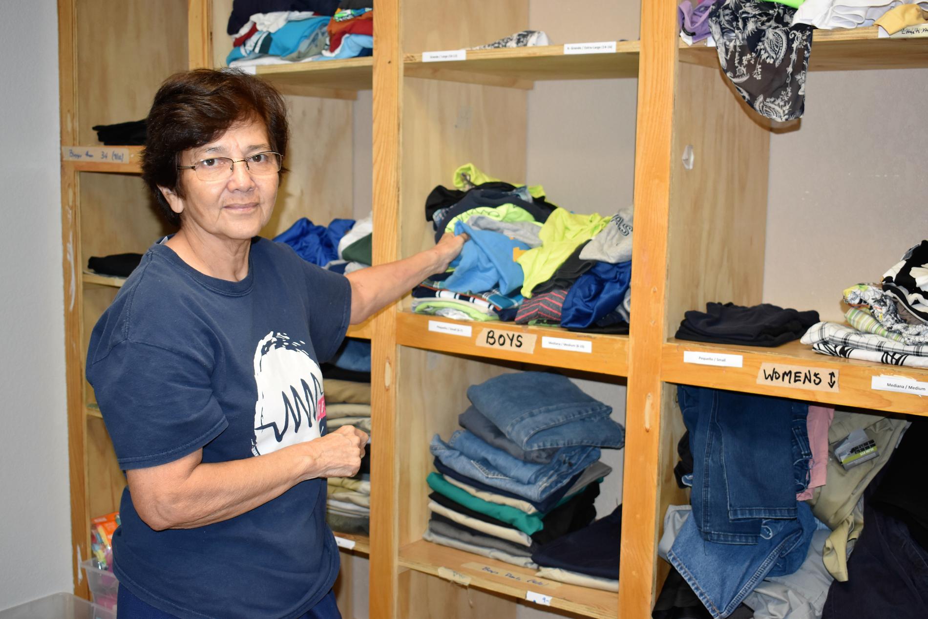 Sjuksköterskan Raquel Martinez arbetar frivilligt på det vilocenter för migranter som den katolska välgörenhetsorganisationen Catholic Charities RGV driver i gränsstaden McAllen i Texas. Här står hon i förrådet med donerade kläder.