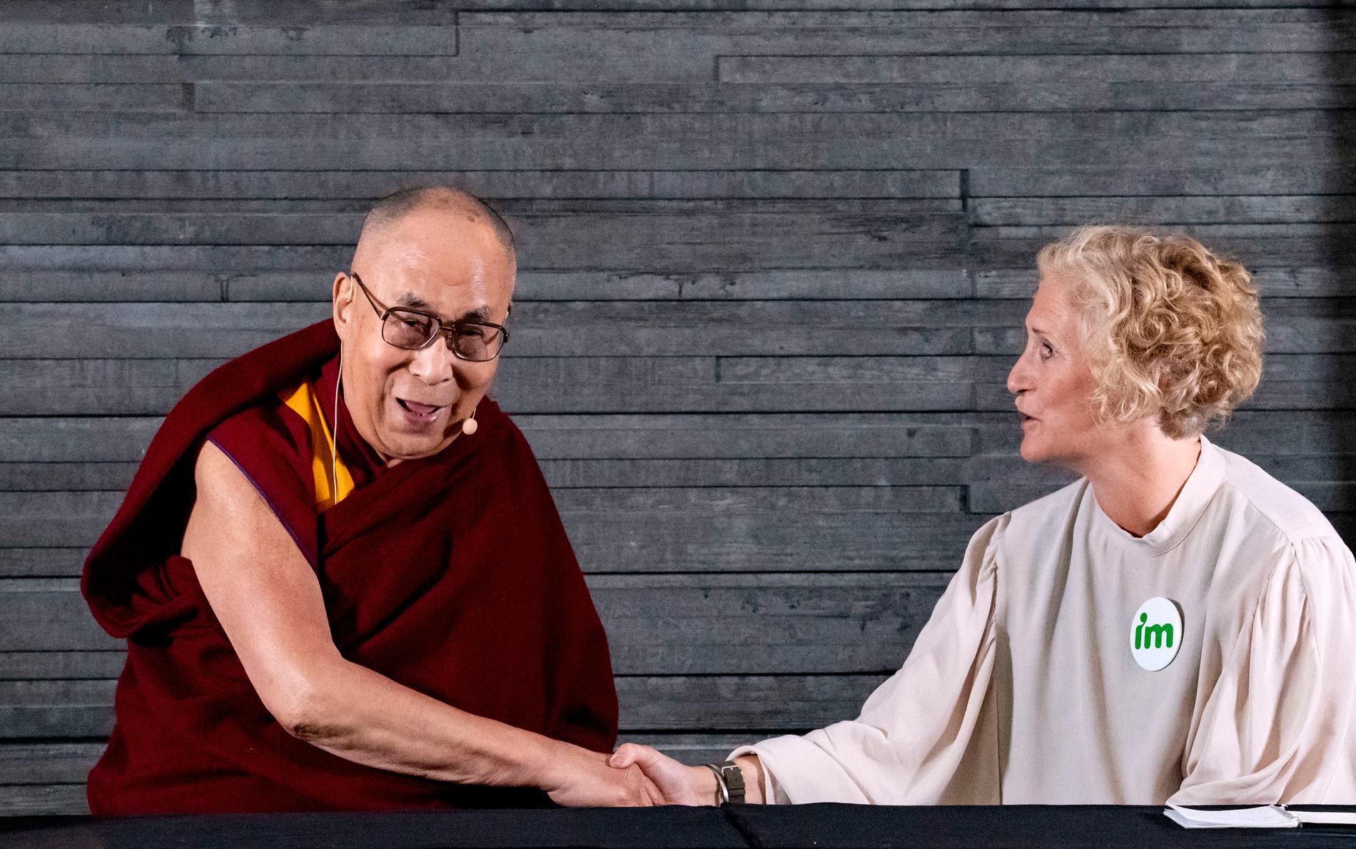 Nyligen var Dalai lama i Sverige för att delta i firandet av 80-årsjubilerande biståndsorganisationen IM, här i sällskap med generalsekreterare Ann Svensén. Arkivbild.