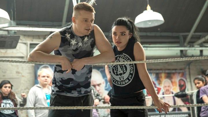Jack Lowden och Florence Pugh i ”Fighting with my family”.
