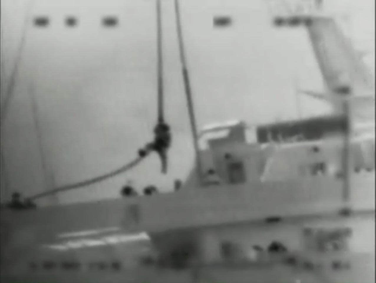 Israeliska specialförband bordar ett fartygen i konvojen med hjälpsändningar till Gaza-remsan. Bilden tagen ur en videofilm. Foto: AP