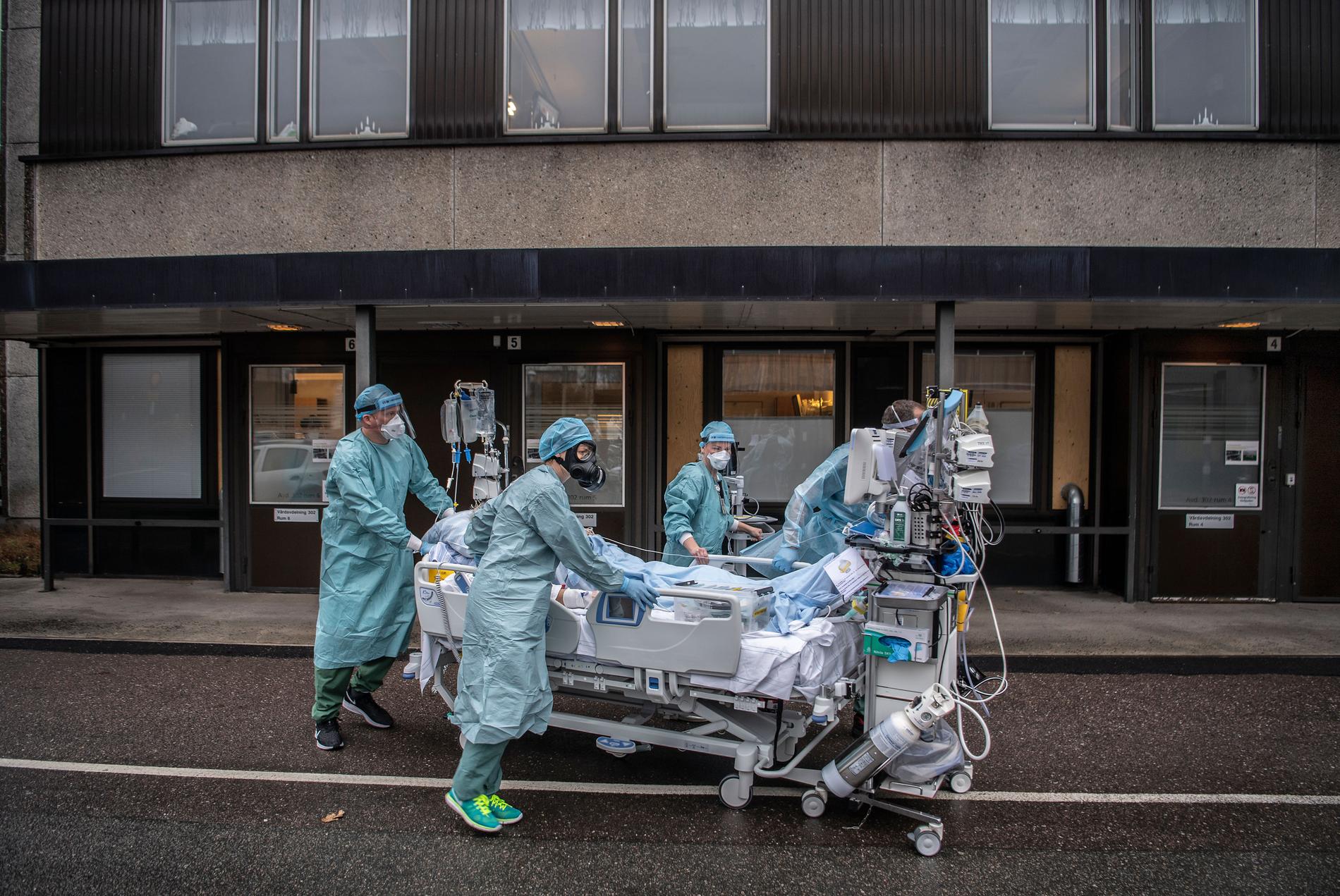 Sverige har lägst antal Iva-patienter. Här personal på Östra sjukhuset i Göteborg.