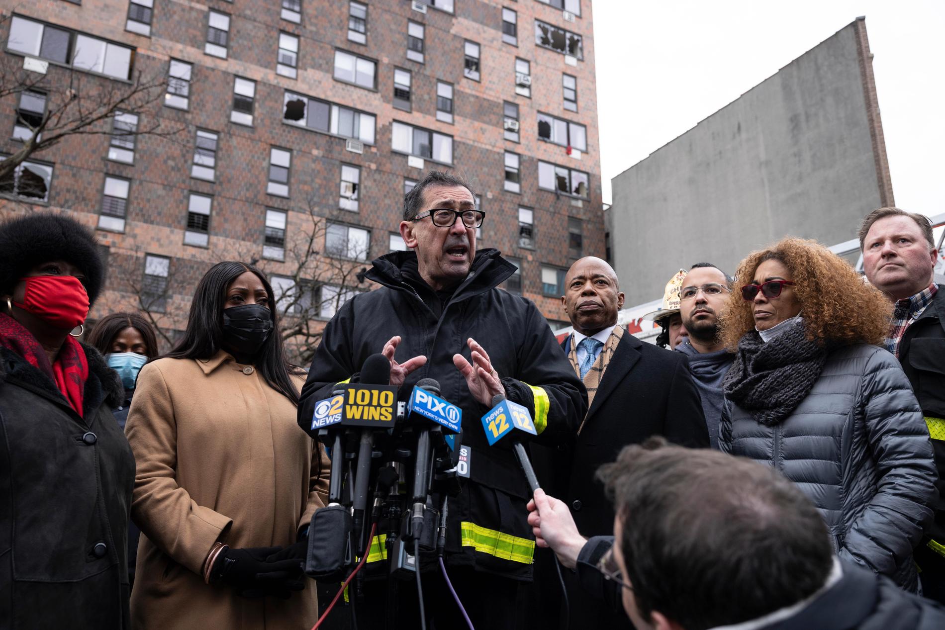 New Yorks brandchef Daniel Nigro svarar på frågor framför det brandhärjade huset i Bronx.