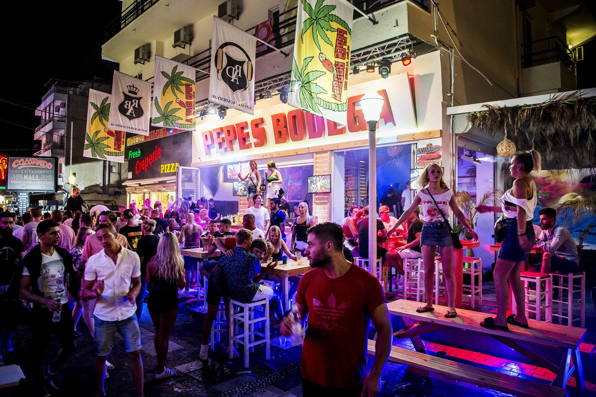 Pepes Bodega på bargatan Orfanidou i Rhodos stad en normal sommardag.