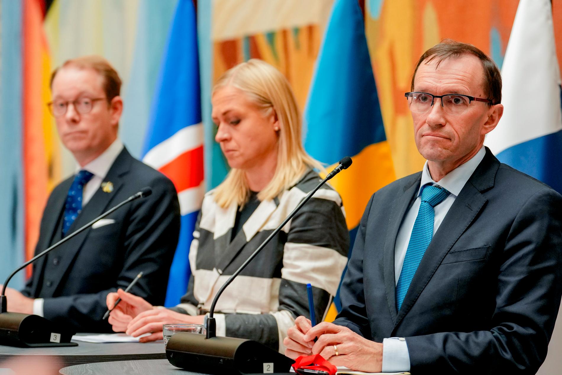 Espen Barth Eide, norsk utrikesminister, flankerad av ministerkollegorna från Finland och Sverige, Elina Valtonen och Tobias Billström. 