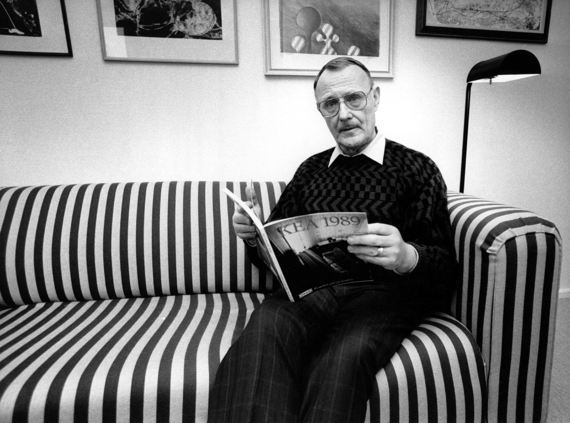 Ingvar Kamprad, IKEA:s grundare, sitter i en svart- och vitrandig Klippan-soffa 1988.