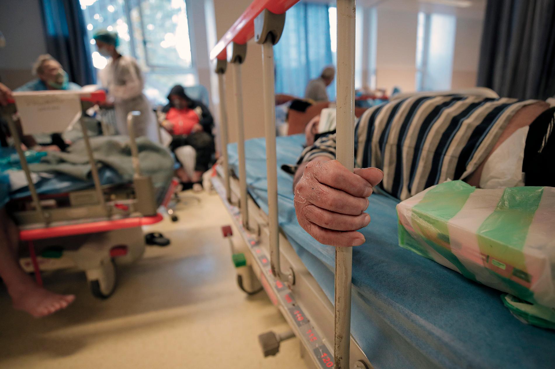 Patienter på ett överfullt sjukhus i Bukarest.