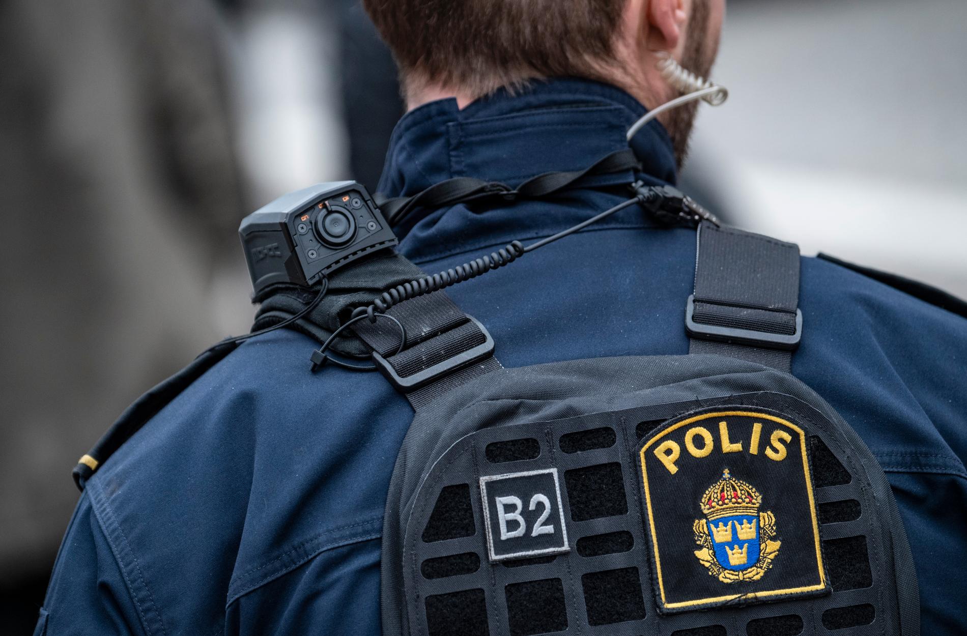 En man har hittats död på en parkering i Högsbo, Göteborg. Polis undersöker platsen. Arkivbild.
