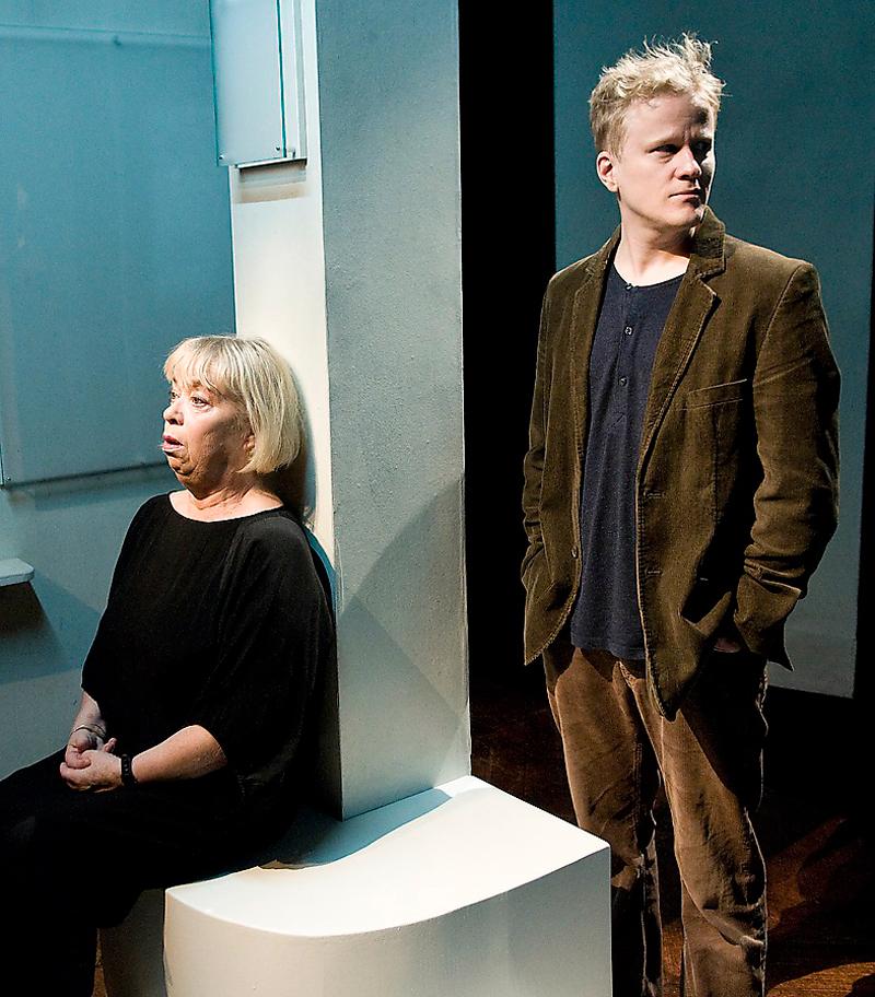 Birgitta Sundberg och Henrik Ståhl i ”Mor och barn” på Fria teatern. Foto: Fria Teatern/Olle Sundberg