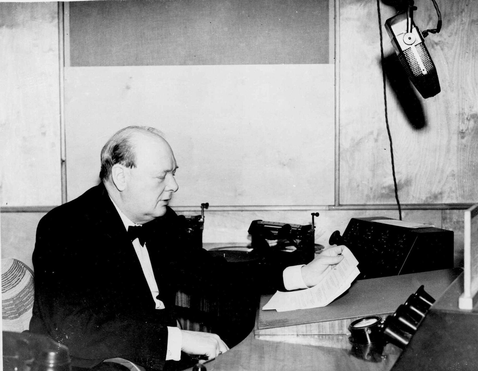 Winston Churchill sammanfattar den första månaden på andra världskriget i ett radiotal som sändes från London. Hans tal blev känt över hela världen.