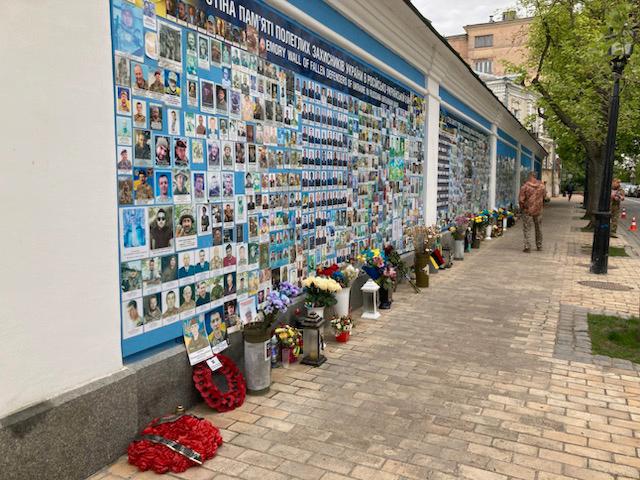 Bilder och ljus har satts upp i Kiev. 