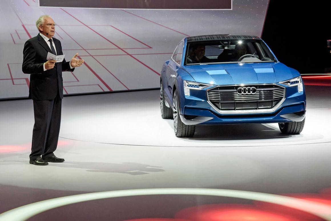 Audis utvecklingschef, Ulrich Hackenberg vid premiären av e-tron quattro.