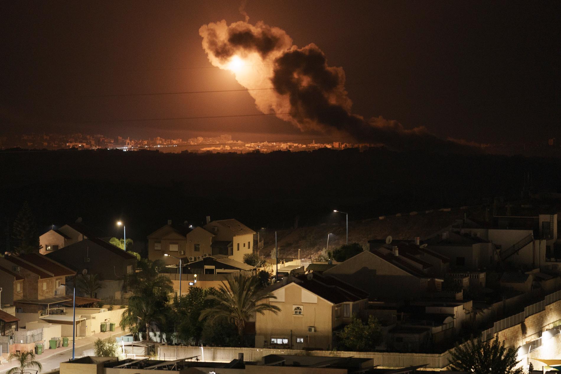 Rök stiger från Gazaremsan. Bilden är tagen natten till lördag, från södra Israel. 