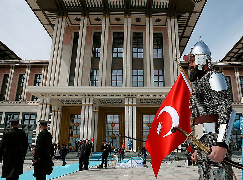 Erdogans skrytpalats Ak Saray med 1150 rum kostade 615 miljoner dollar.