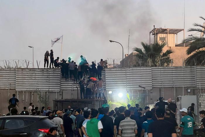 العراقيون يقتحمون السفارة السويدية في بغداد احتجاجًا على السماح بحرق أحد المصاحف القرآنية