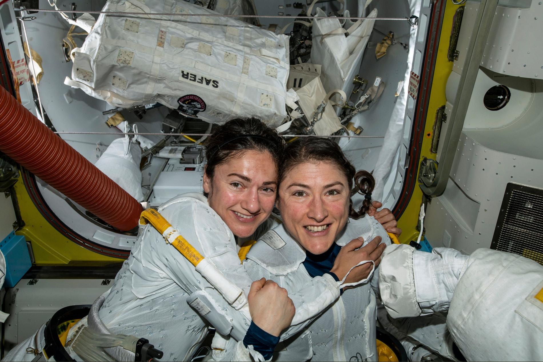Astronauterna Jessica Meir och Christina Koch i samband med att de skrev historia då de i oktober i fjol genomförde den första helt kvinnliga rymdpromenaden.