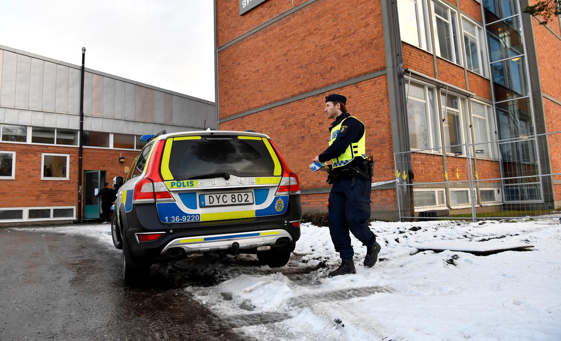 En elev har knivskurits i samband med ett bråk på en skola i Enskede i södra Stockholm. 