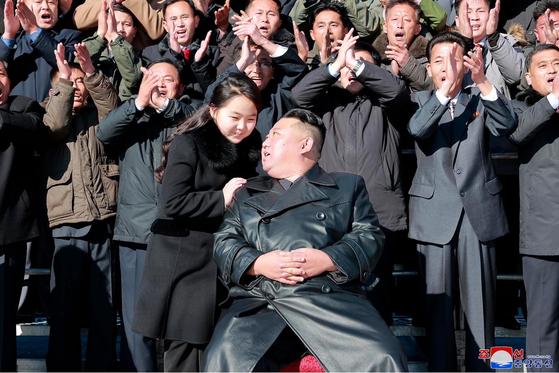 Kim Jong-Un med dottern Ju-Ae framför hurrande undersåtar.