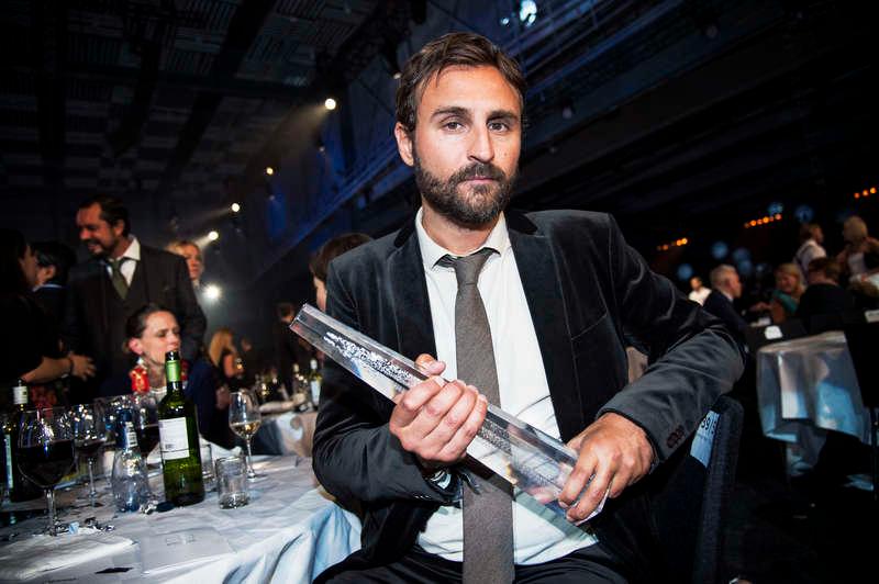 Johar Bendjelloul tog emot sin brors pris på Kristallengalan 2014.