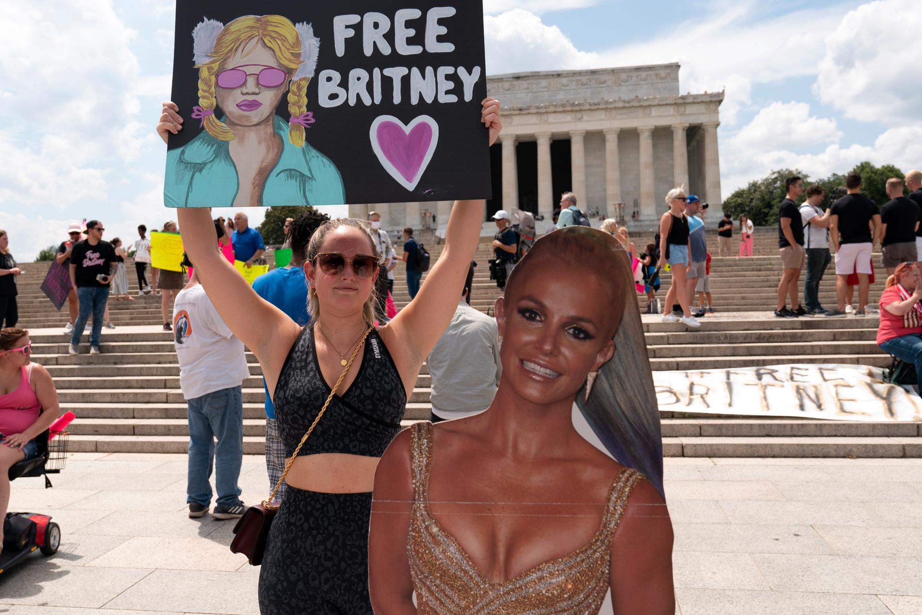 En demonstrant för den så kallade "Free Britney"-rörelsen protesterar vid Lincolnmonumentet i Washington DC tidigare i juli.