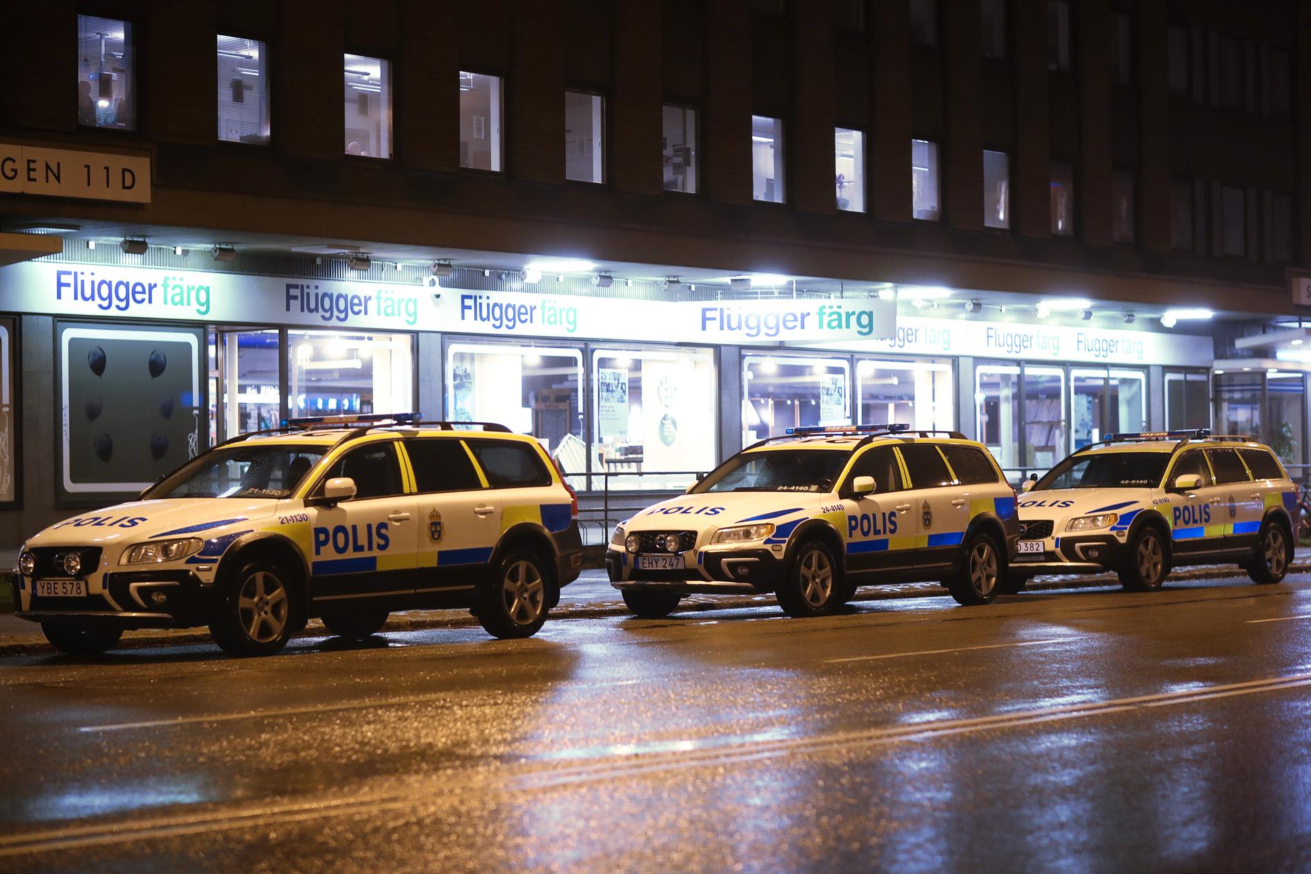 Polisen har extra bilar inne vid Polishuset i Malmö. 