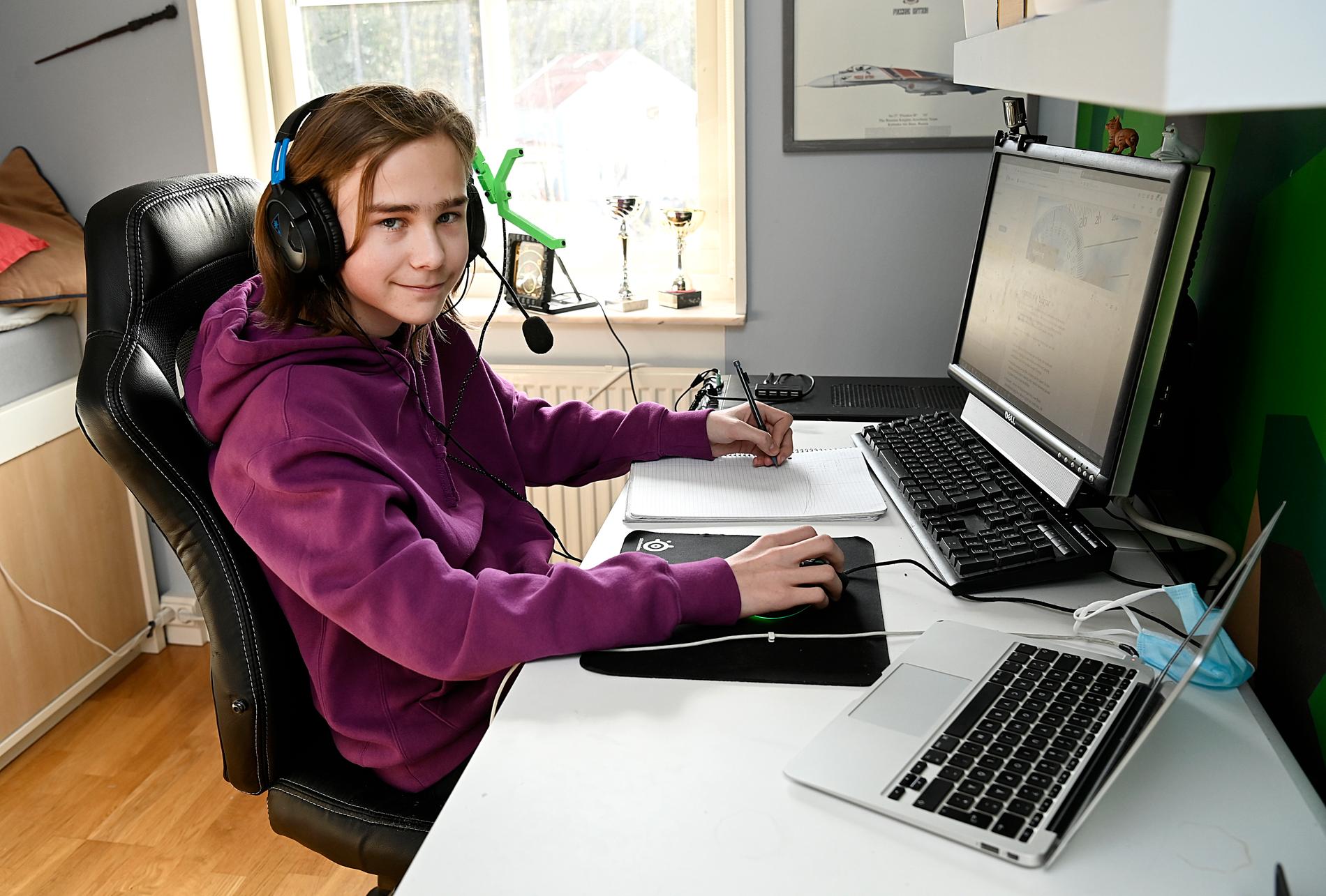 Jesper Markussen, 14, föredrar distansundervisning framför vanlig skola.