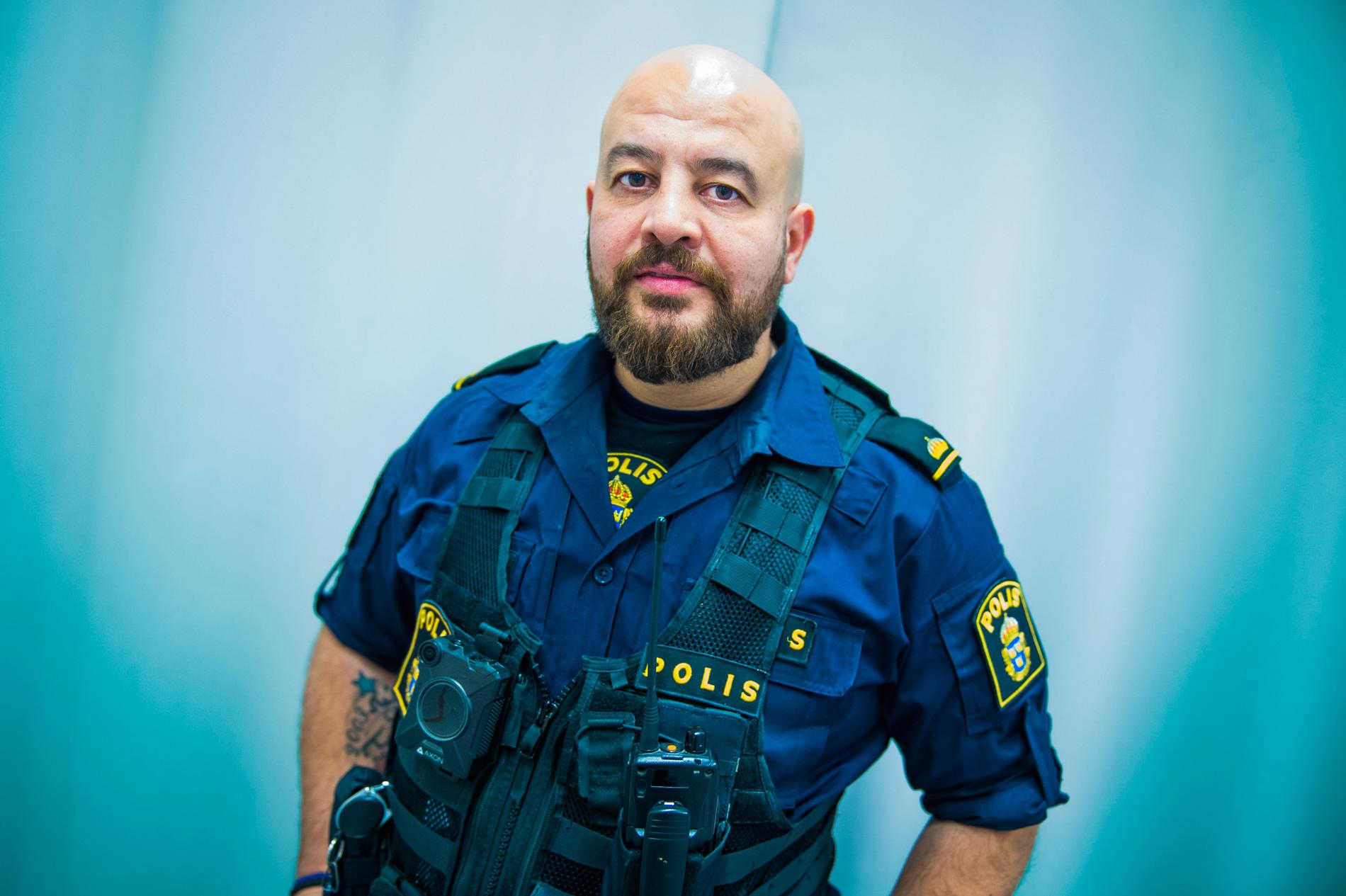 Martin Lazar, polis i Botkyrka, kom till Sverige från Irak som 15-åring. Han säger att han ofta får användning för sina kunskaper i assyriska och arabiska.