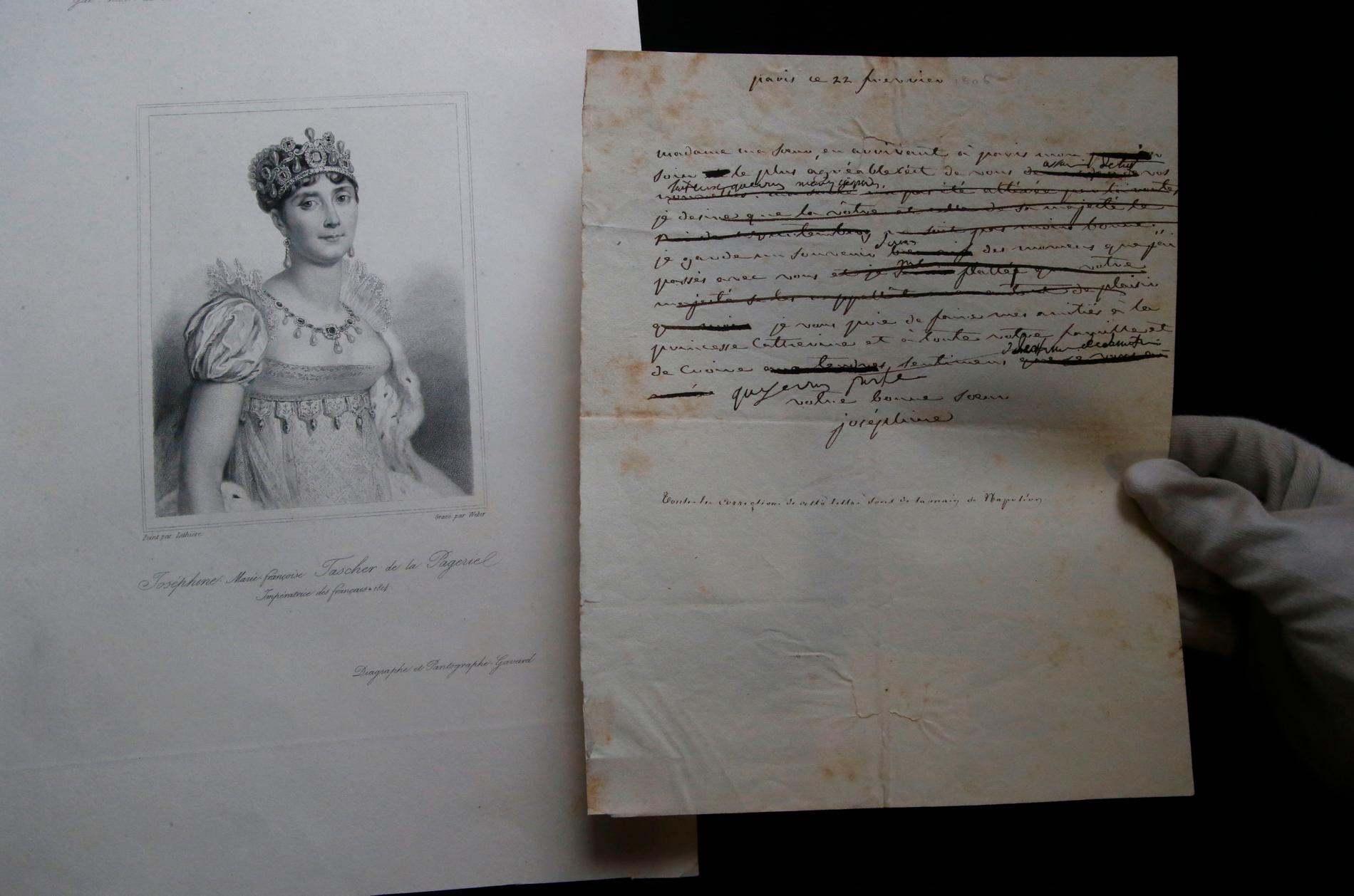 Tiaror ska ha tillhört Napoléon Bonapartes första hustru Joséphine.Här ett porträtt på henne bredvid ett brev hon skrivit. 
