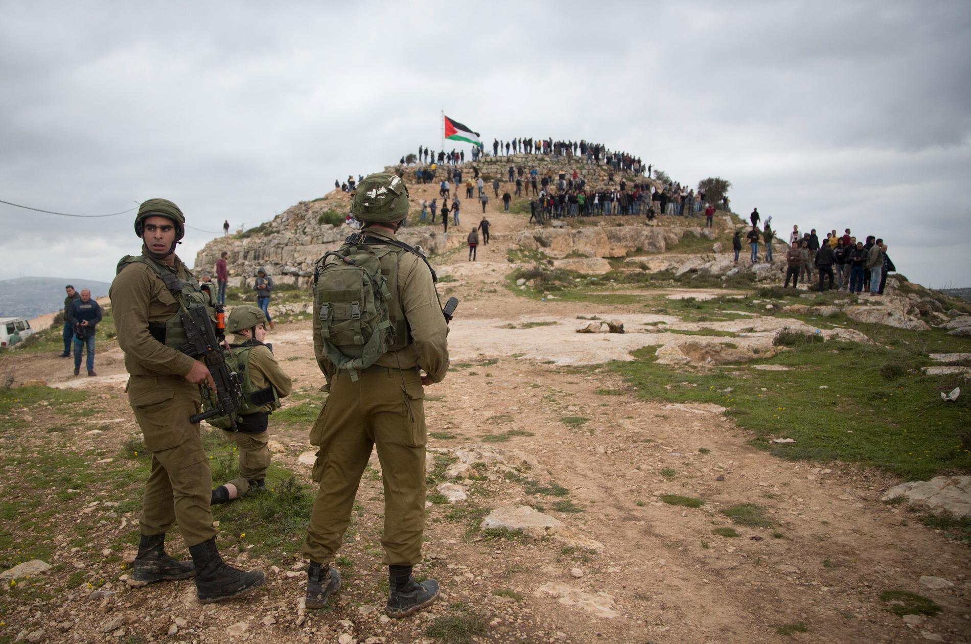 Israeliska soldater vid en palestinsk protest mot annekteringsplanerna i byn Bayta nära Nablus på Västbanken. Arkivbild.