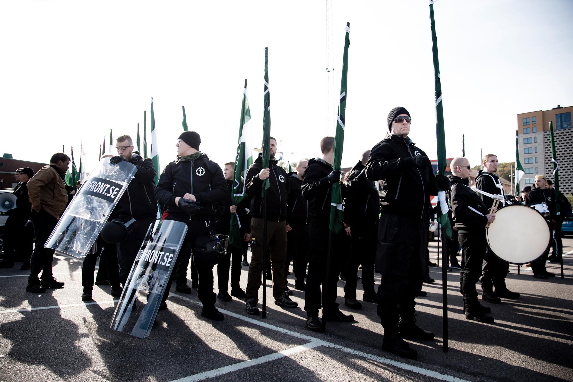 Nordiska motståndsrörelsen förbereder sin demonstration i Göteborg 2017.