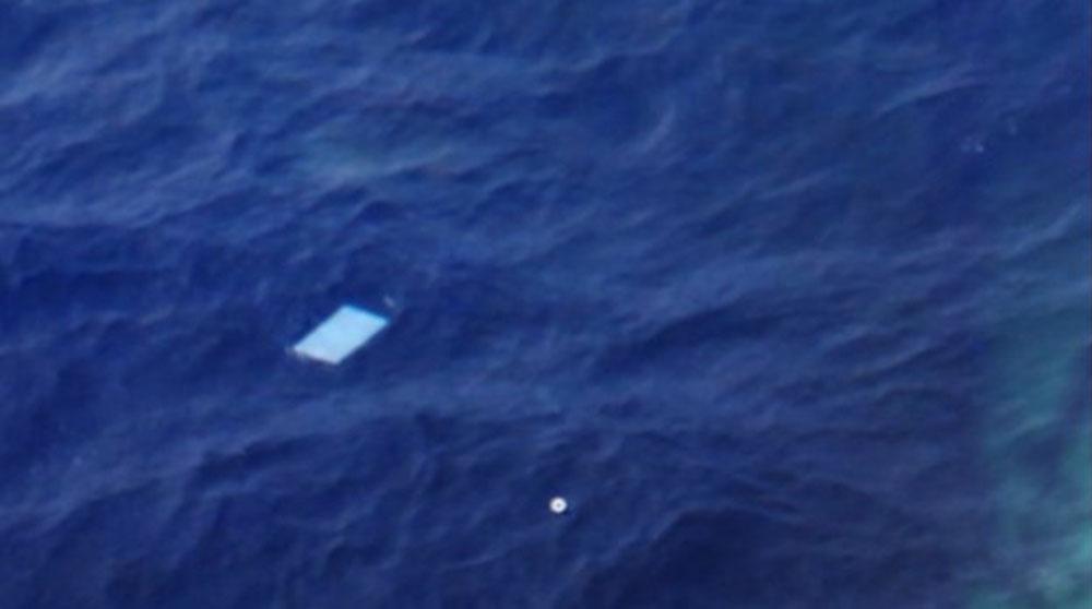 En journalist ombord på ett spaningsplan tog den här bilden på bråte i havet som siktades under sökandet efter MH370. Det visade sig senare att föremålen var skräp som flöt på havsytan och de kopplas inte till MH370.