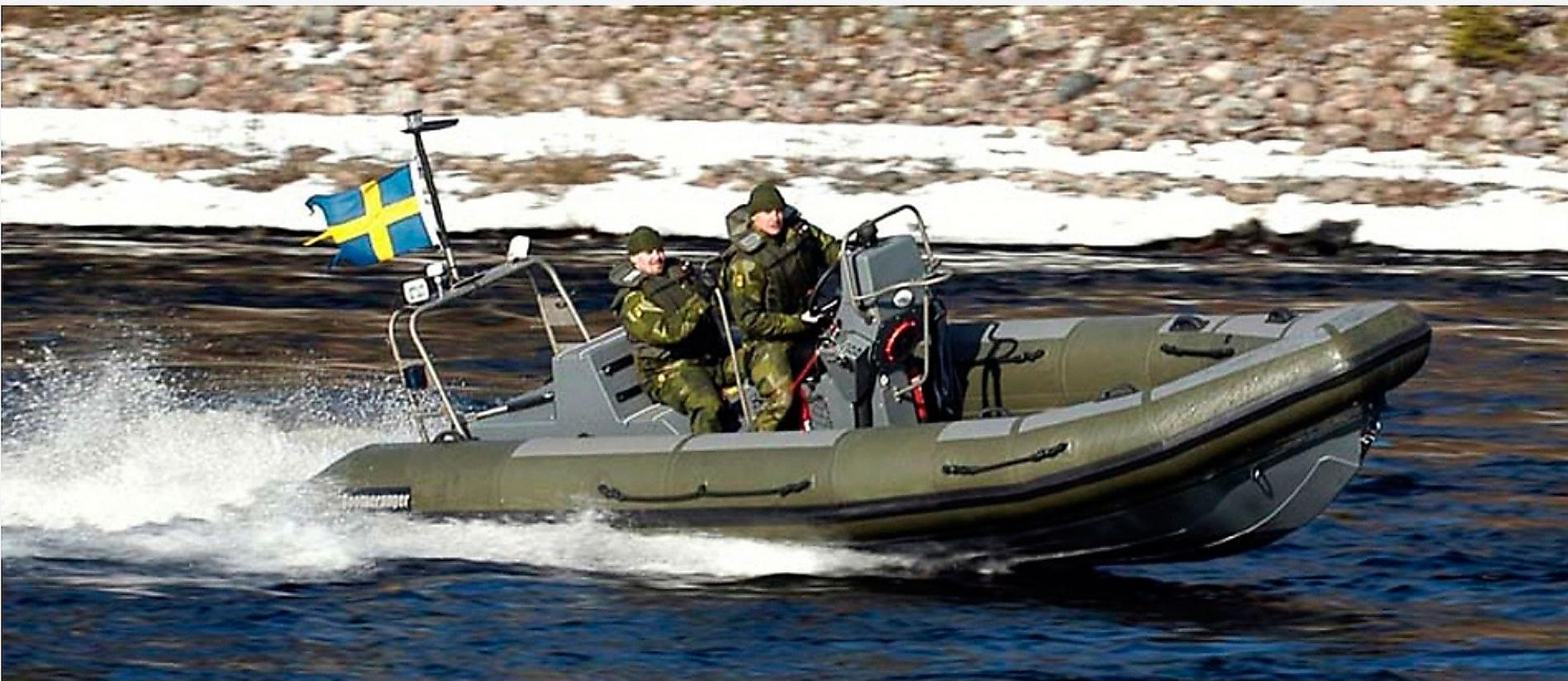 Brittiska tidningen The Guardian har roligt åt att den svenska militären jagar ubåtar med uppblåsbara båtar – och efterlyser svenskt medlemskap i Nato.