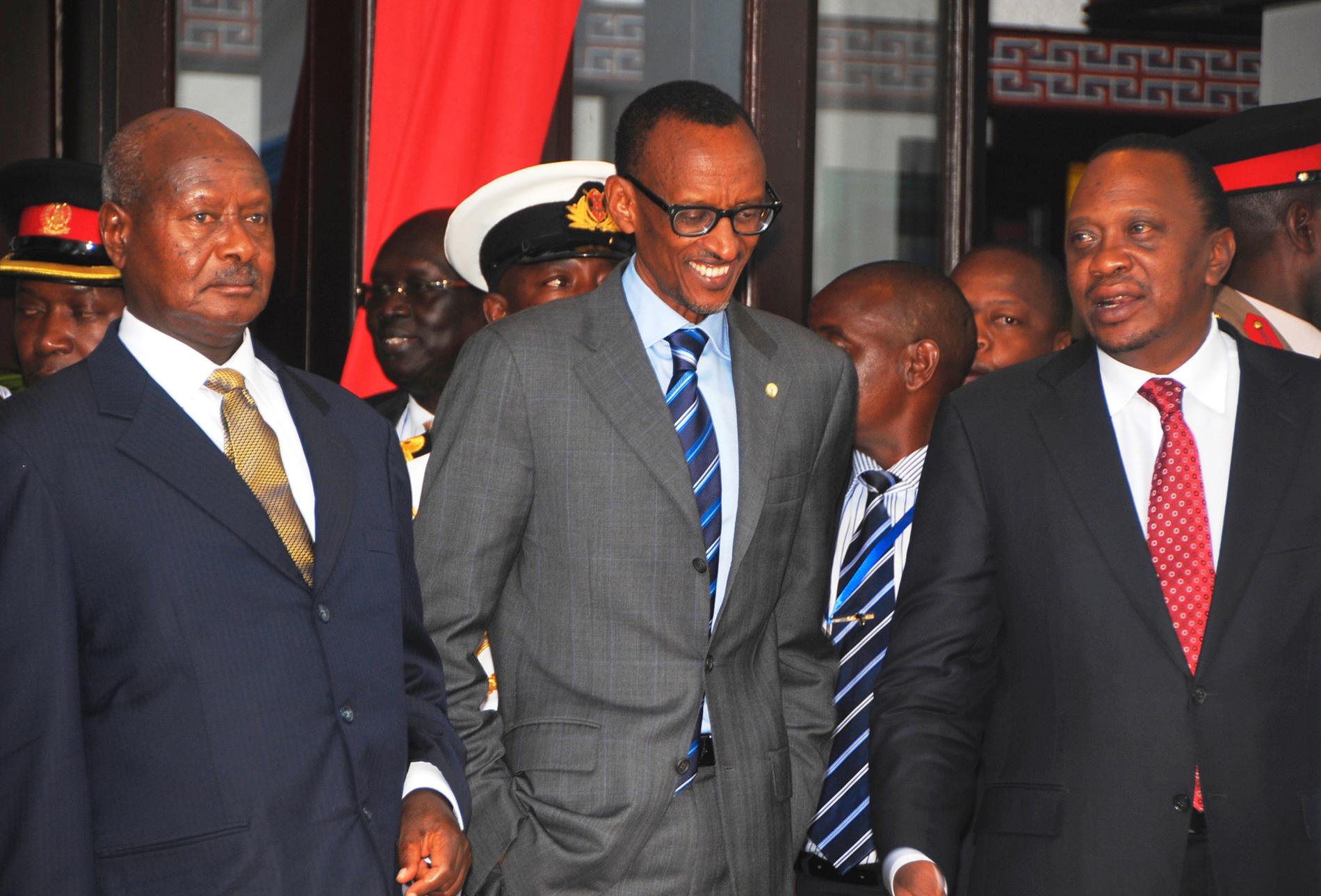 Ugandas president Yoweri Museveni (till vänster) och Rwandas president Paul Kagame (i mitten) tillsammans med Kenyas president Uhuru Kenyatta 2013. Arkivbild.