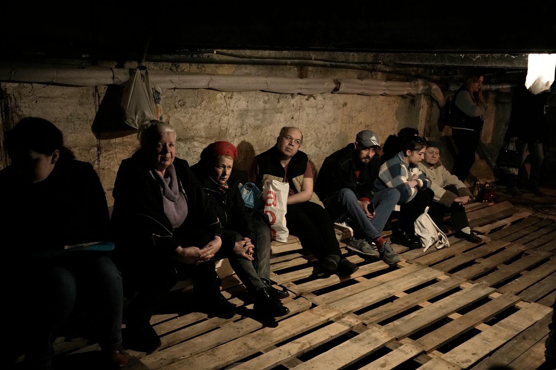 Människor tar skydd under jord i Lviv.