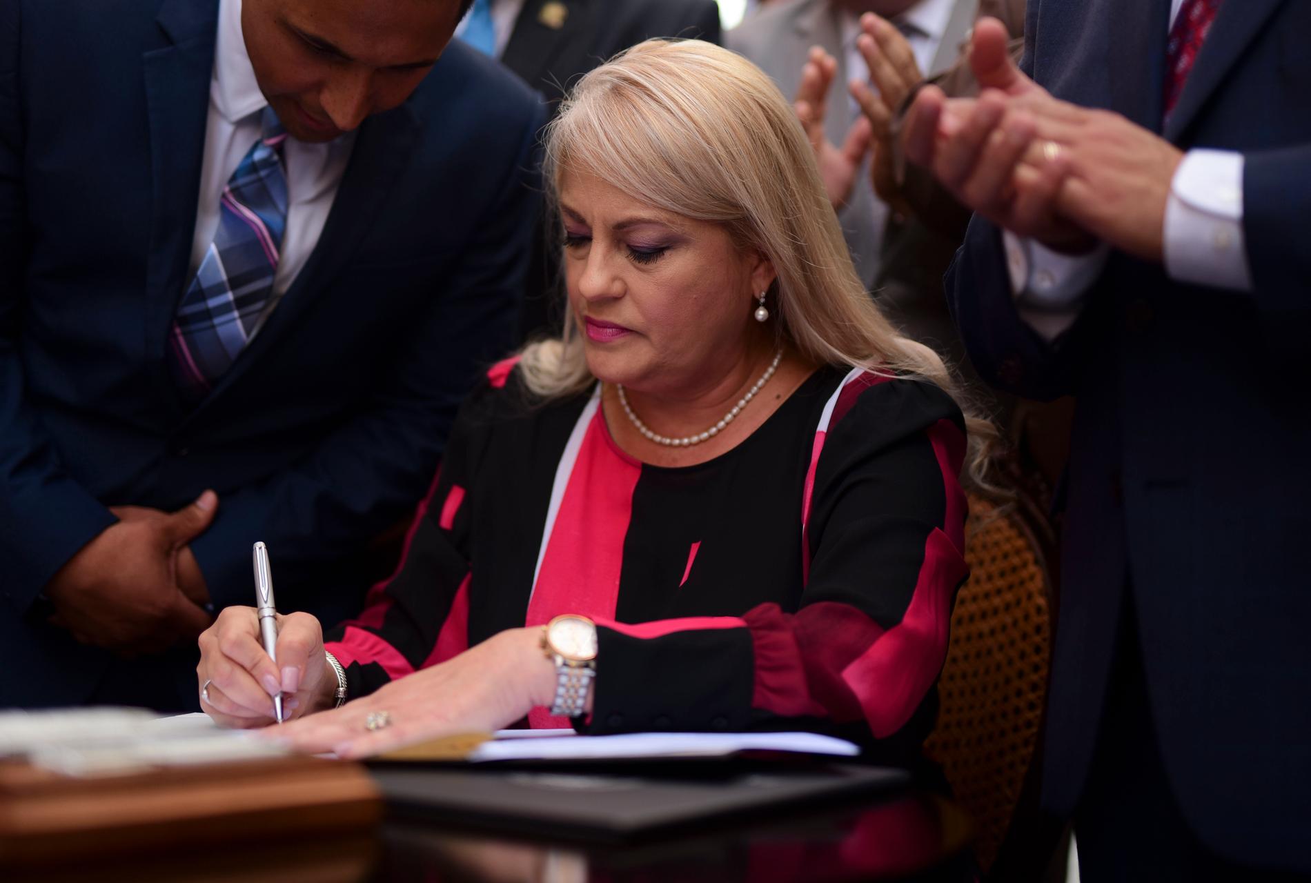 Puerto Ricos guvernör Wanda Vázquez skriver under tuppfäktningslagen.