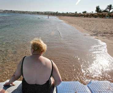 Stranden i Sharm el-Sheikh ligger öde efter terrorattackerna. Tidigast i oktober väntas de första svenska turisterna återvända hit, medan resorna till Hurghada går som vanligt.