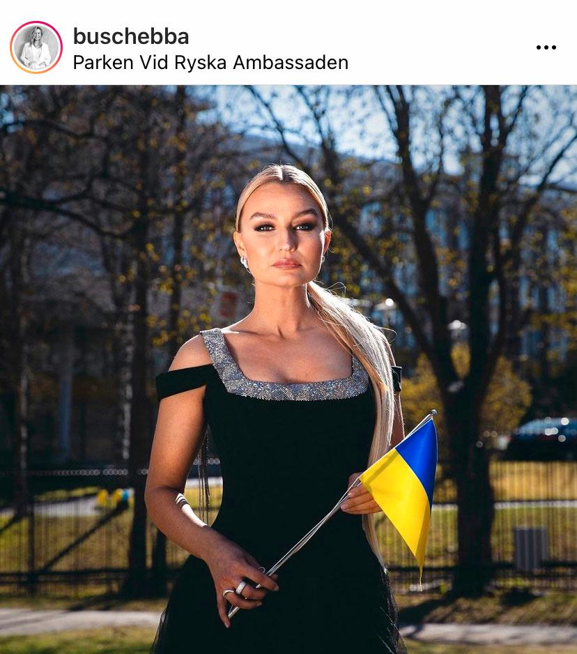 Ebba Busch poserar på Instagram som en demokratikämpe samtidigt som hon fått skarp kritik för sina odemokratiska uttalanden.