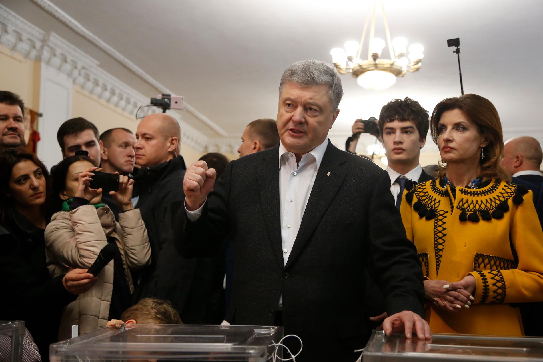 Den sittande presidenten Petro Porosjenko i vallokalen på söndagen.
