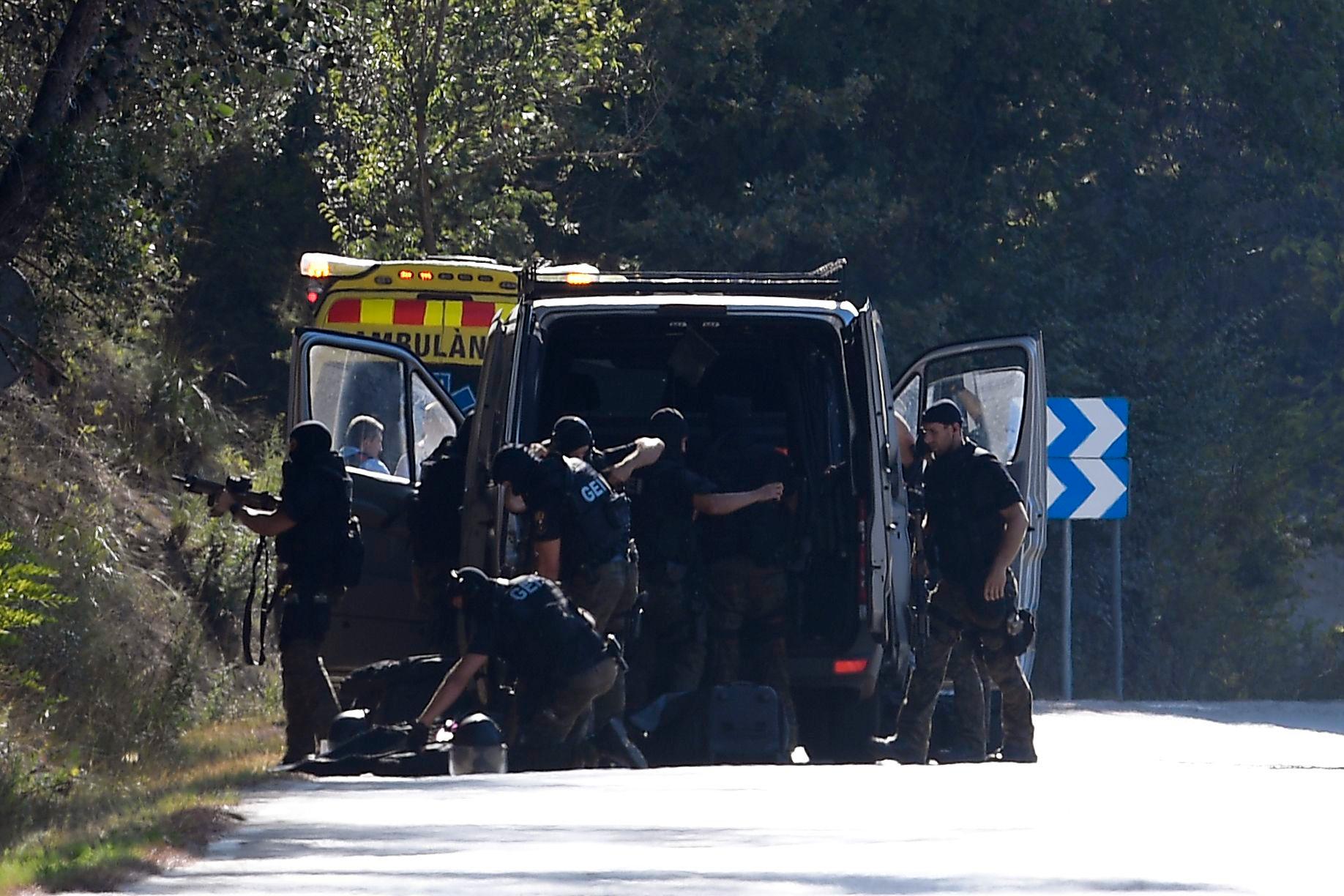 Polis och Ambulans vid platsen där Younes Abouyaaqoub ska ha skjutits nära Gelida, söder om Barcelona.