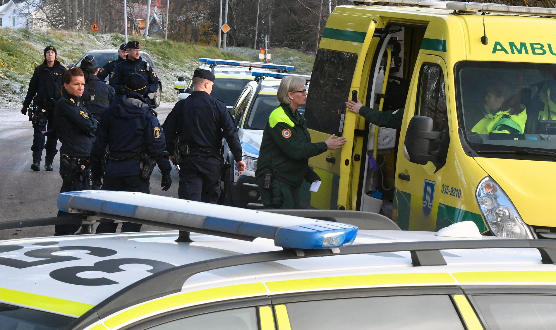 Polisen har hittat en död person i en villa i Upplands Väsby utanför Stockholm.