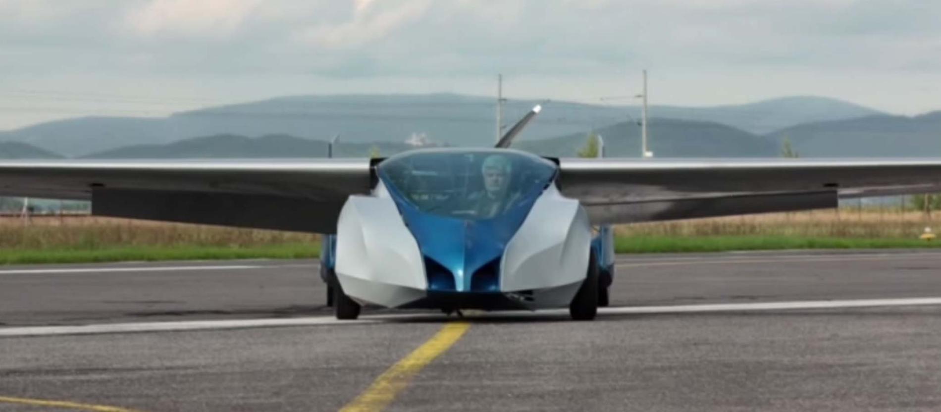 Den flygande bilen Aeromobil med vingarna utfällda.